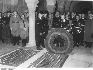 Himmler places a wreath on Heinrich's Tomb